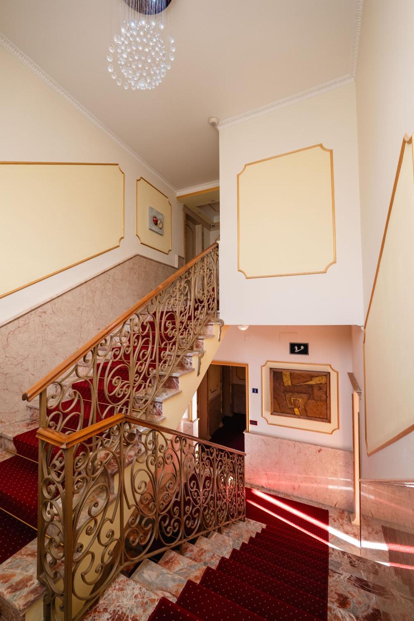 Olimpic Hotel Tirana Buitenkant foto