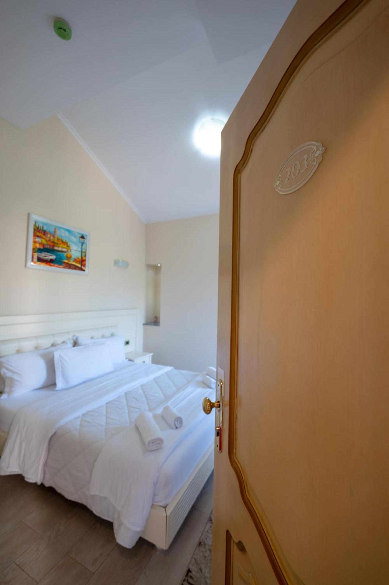 Olimpic Hotel Tirana Buitenkant foto